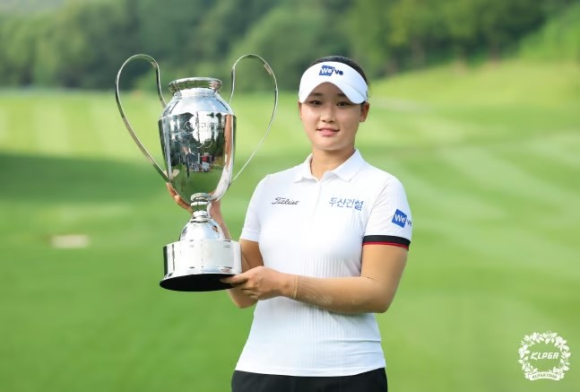 ‘10대’ 김민솔, 마지막 홀 ‘끝내기 이글’로 KLPGA 투어 첫 승 성공